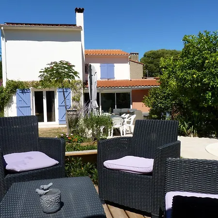 Maison Confort Avec Piscine Avec Billard Holiday home *